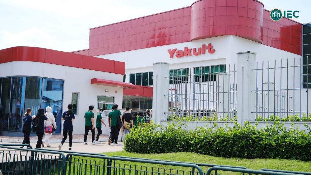 Sinh viên Quản lý Cảng và Logistics tham quan thực tế nhà máy Yakult